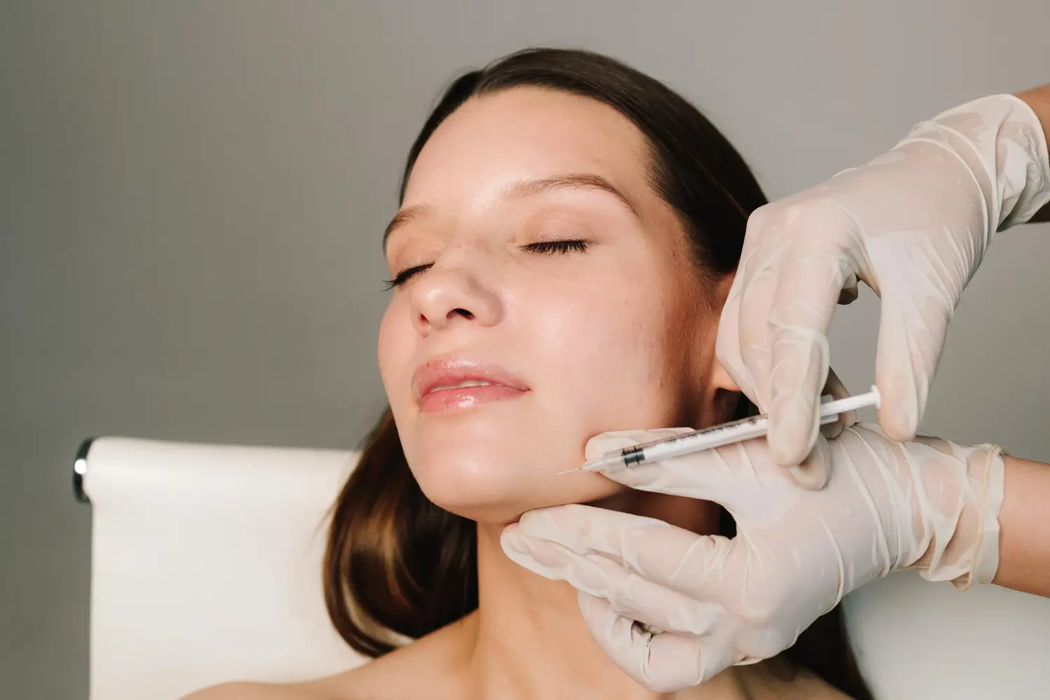 Injector mapping facial treatment areas with precision before a customized cosmetic session